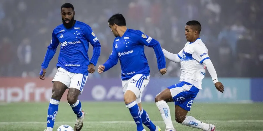 Cruzeiro segura empate com um a menos no Chile e assume vice-liderança do Grupo D