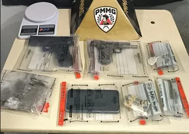 PM prende quatro suspeitos por tráfico de drogas e porte ilegal de arma de fogo em estabelecimento comercial