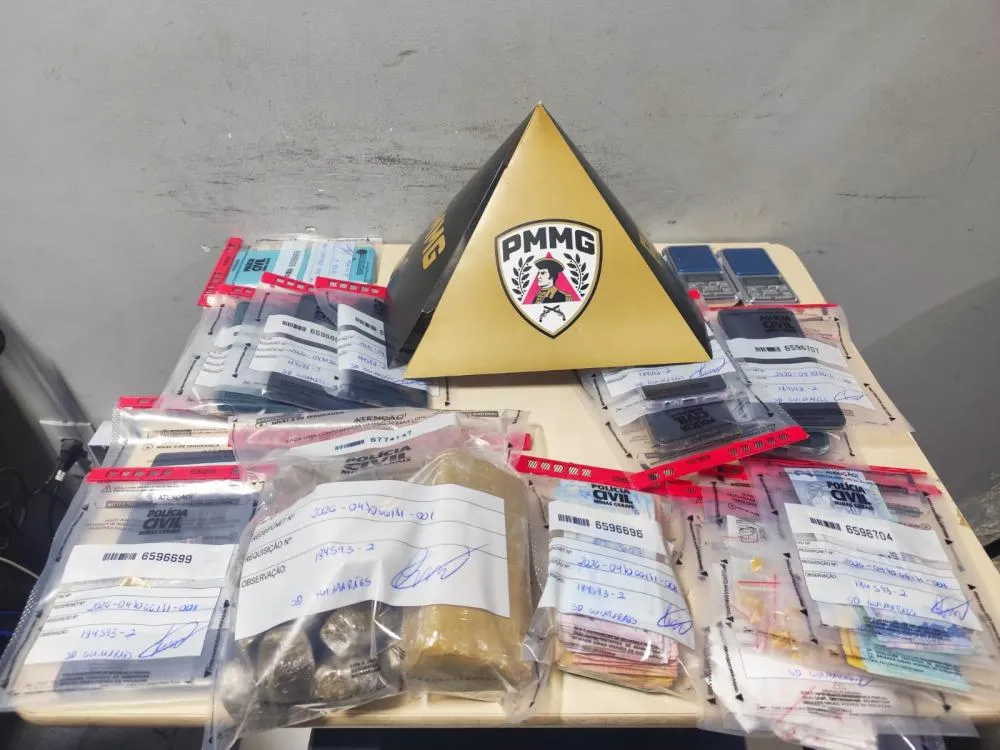POLÍCIA MILITAR APREENDE DROGAS, DINHEIRO E MATERIAIS UTILIZADOS NO TRÁFICO EM FORMIGA