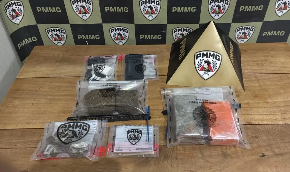 POLÍCIA MILITAR DE BAMBUÍ PRENDE DOIS HOMENS E APREENDE DROGAS DURANTE OPERAÇÃO DE COMBATE AO TRÁFICO