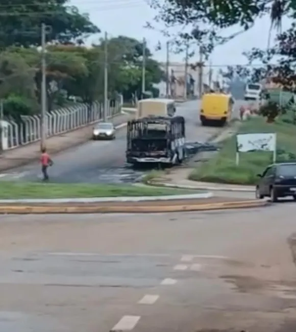 Incêndio destrói ônibus estacionado em avenida de São Gotardo