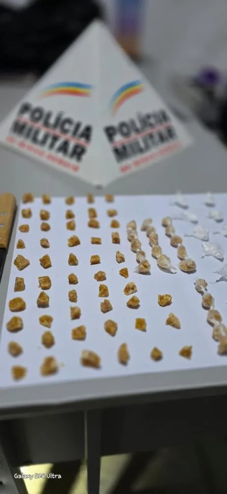 POLÍCIA MILITAR PRENDE DUPLA ENVOLVIDA COM TRÁFICO DE DROGAS EM IGUATAMA